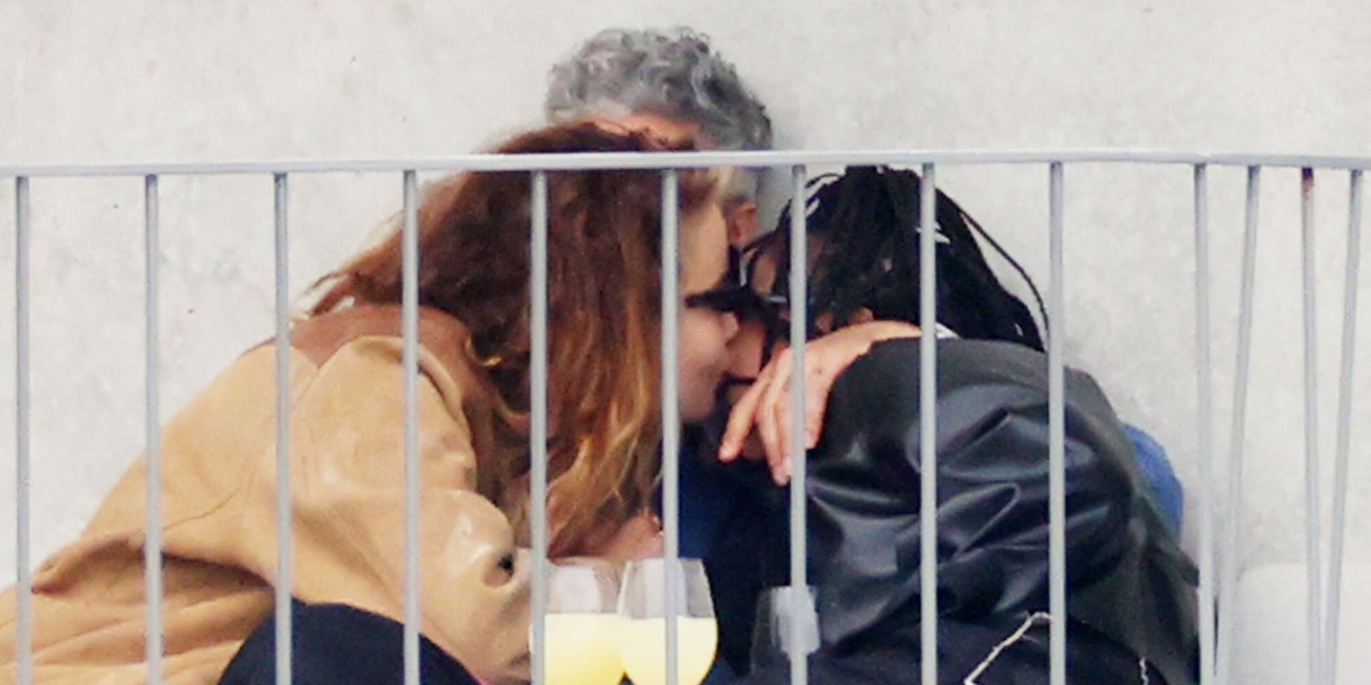 PREMIUM-EXCLUSIVE* Flirty Threesome... Rita Ora pictured kissing actress  Tessa Thompson and boyfriend Taika Waititi!!! **WEB EMBARGO UNTIL 11:30AM  PDT ON 5/24/21** - Privé - Faqja Zyrtare